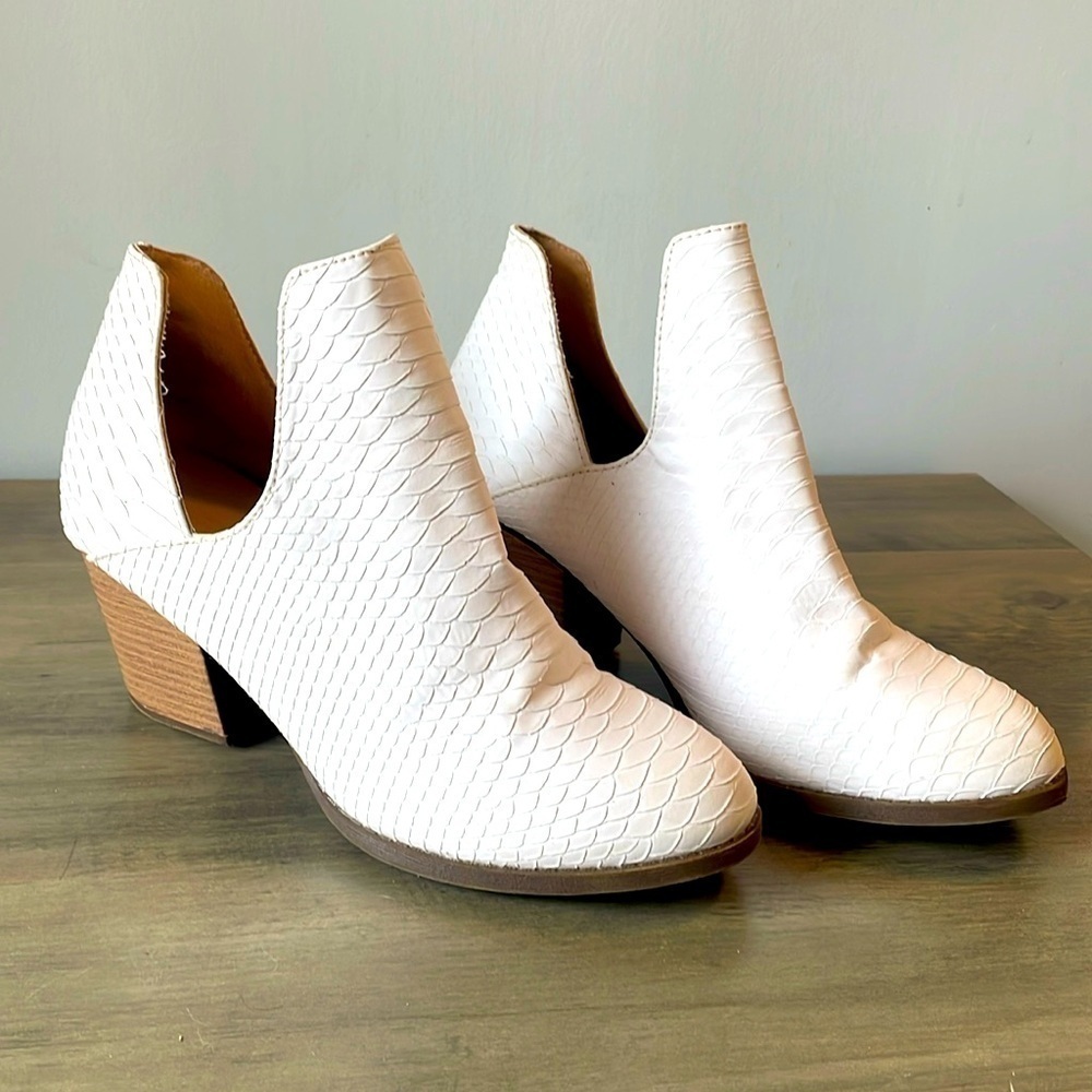 Abata white snakeskin texture ankle booties w/ chunky block heel size 10, EUC